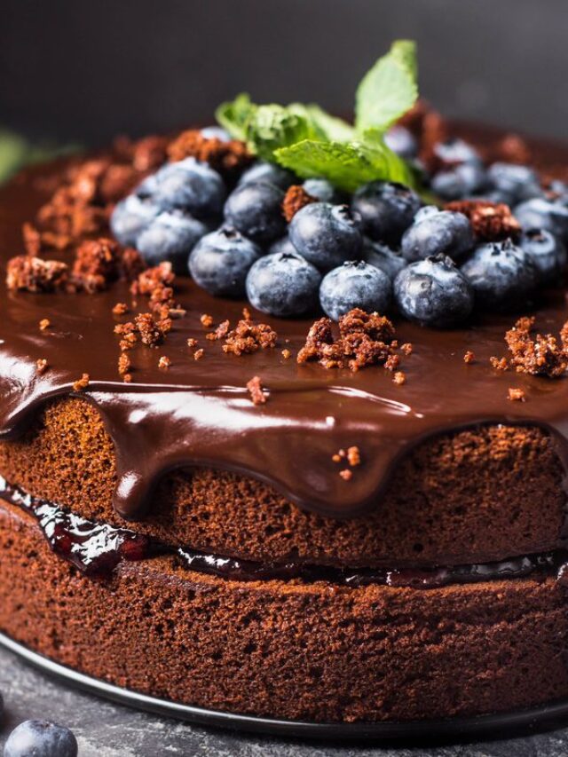 Chocolate cake with berries